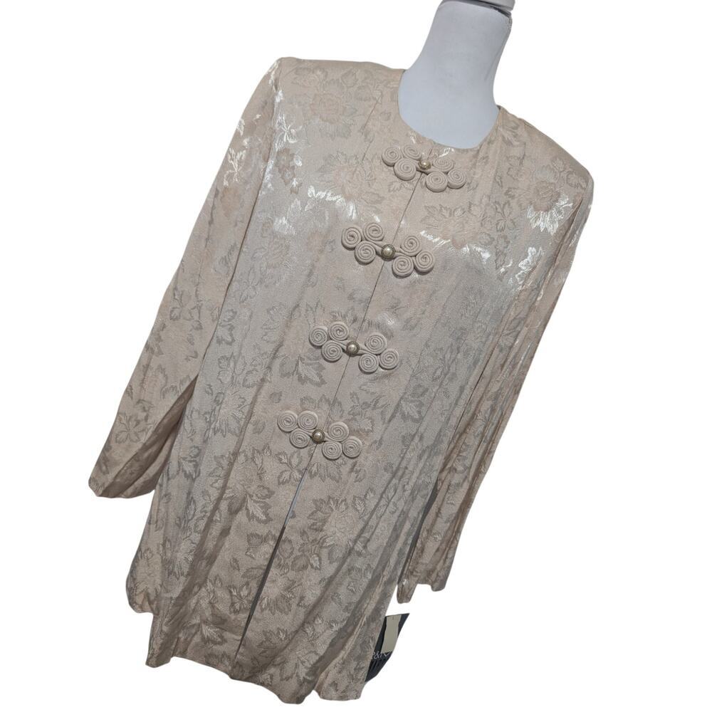 NWT! R & M RICHARDS! TRUE BEIGE/TAN FLORAL SATIN, SWIRL & PEARL CATCH BLOUSE! 18
